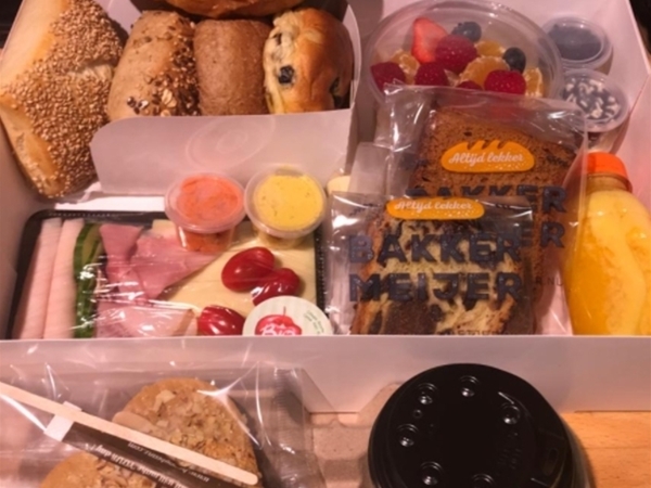 1 P. Verrassings Ontbijt